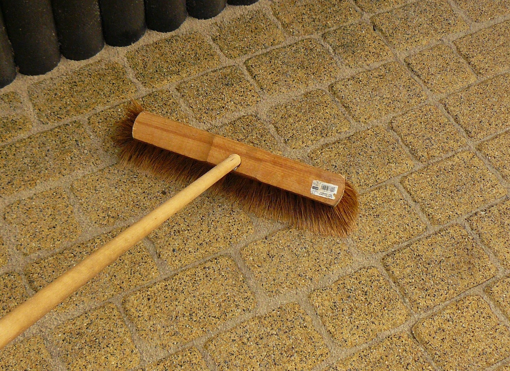 Zamiatanie_kostki_brukowej Zamiatanie kostki brukowej po fugowaniu