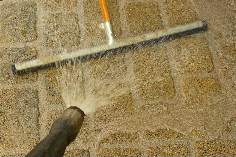 3.-rozprowadzamy-rakla-gumowa-i-obficie-zraszamy-fugujemy-fragmentami